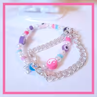 ست دستبند 2 تایی شامل یک دستبند روکش نقره کارتیه و یک دستبند کشی مروارید و مهره رنگی برند سیکس آلمانی کد I345