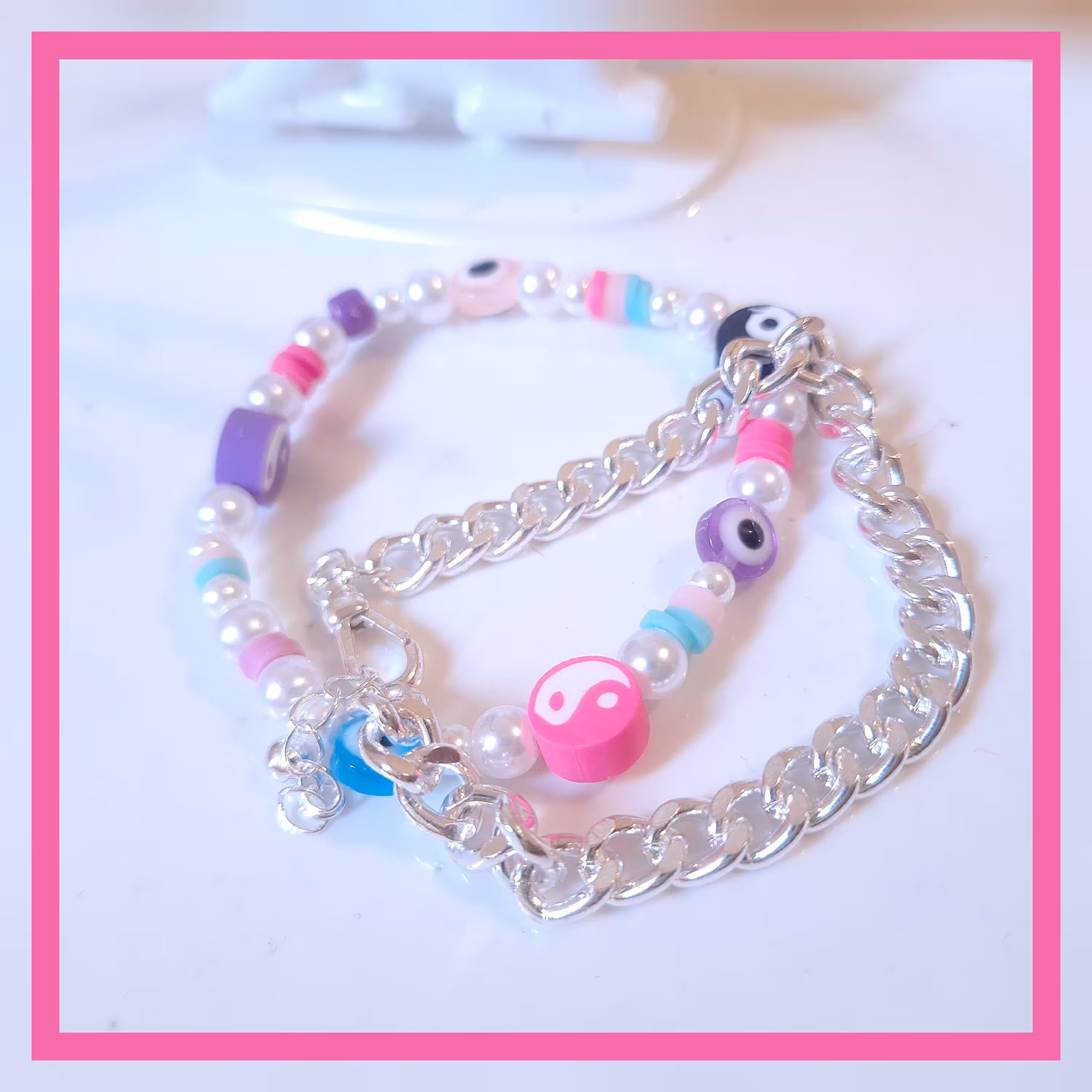 ست دستبند 2 تایی شامل یک دستبند روکش نقره کارتیه و یک دستبند کشی مروارید و مهره رنگی برند سیکس آلمانی کد I345