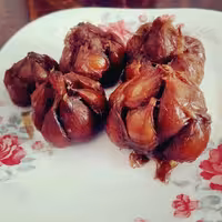 ترشی سیر هفت ساله خانگی خوشمزه با شیره انگور (نیم کیلوگرم)