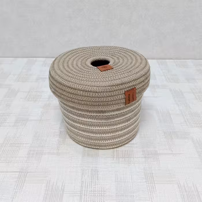 جای دستمال کاغذی قیطان دوزی جنس الیاف پنبه رنگ شیری و نسکافه ای قطر 15 ارتفاع 13 مناسب دستمال کاغذی رولی