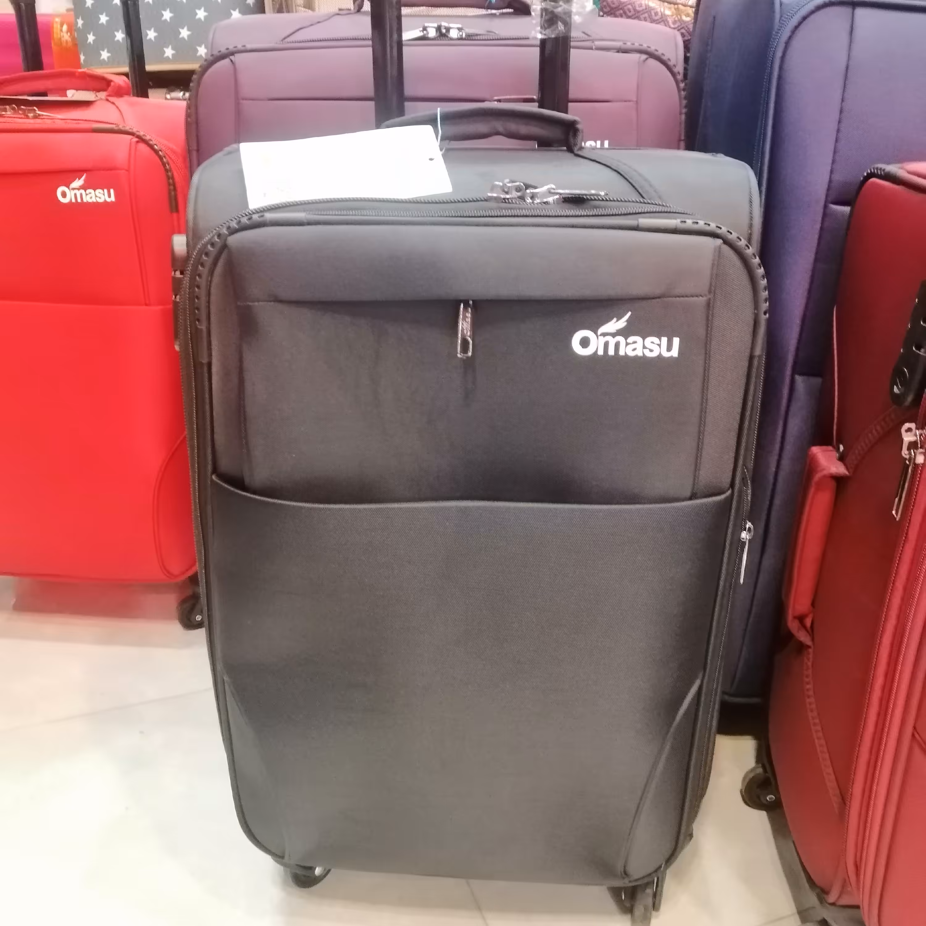 چمدان اوماسو طرح کت. 