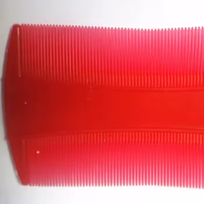 شانه دندانه ریز پلاستیکی با کارآیی خوب جهت برطرف کردن لاشه رشک و تخم شپش 