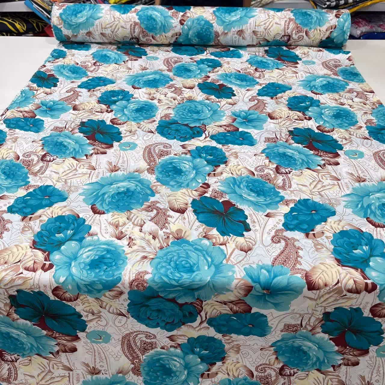 نیم ست ملحفه رو تختی و رو بالشی یک نفره، مدل روانداز،  200 در 100سانتی متر، زمینه کرم روشن و گل آبی  روبالشتی 