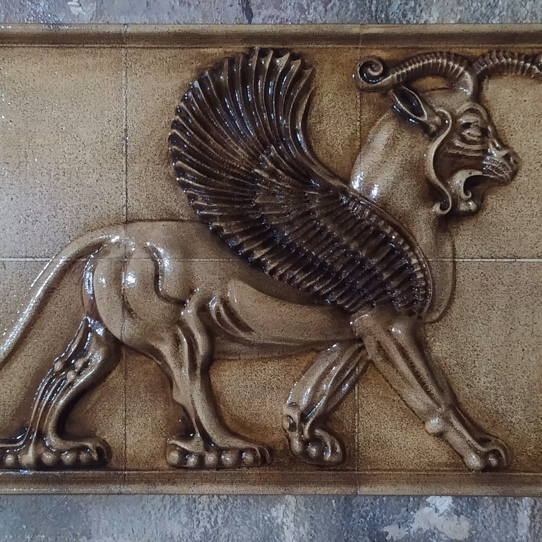 تابلو کتیبه نقش برجسته طرح شیر بالدار هخامنشی (پس کرایه)