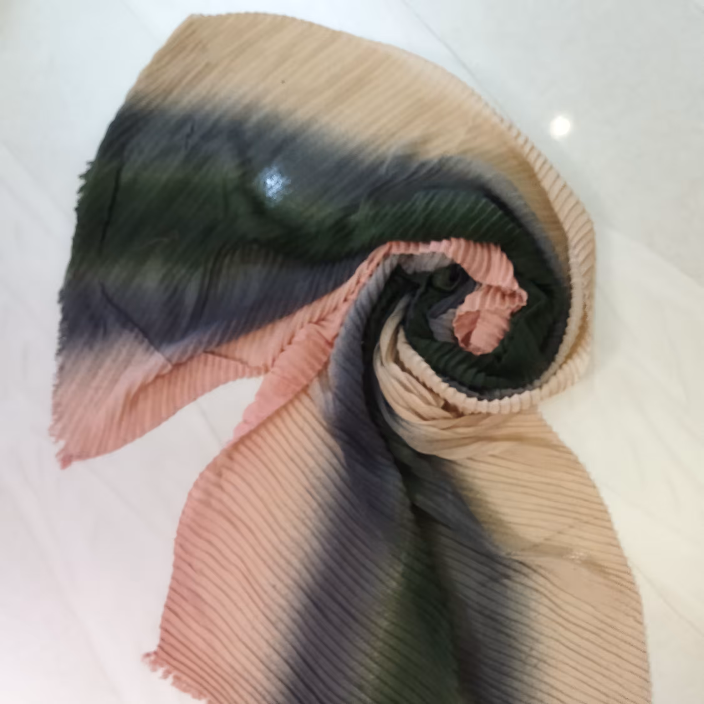 شال طیفی نخی با کیفیت یزدی در رنگبندی متنوع رنگها بهصورت طیفی کنارهم هستند