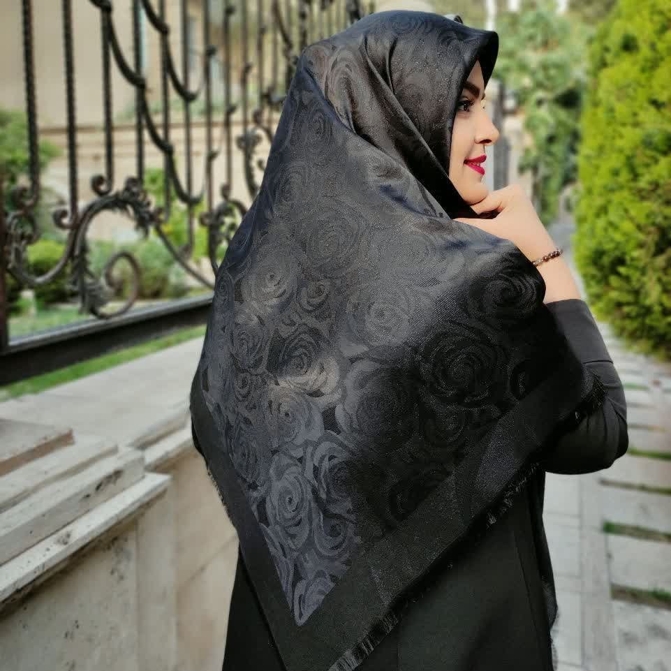 روسری نخ ابریشم ژاکارد دو رو لمه دار 
ریشه پرزی کیفیت بی نظیر و متفاوت
 سُر نمیباشد
قواره:140وارداتی درجه یک