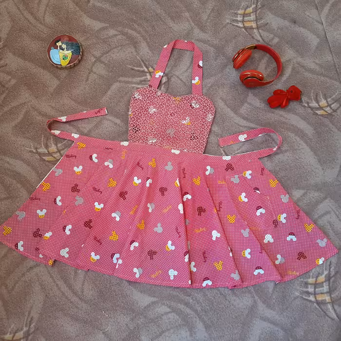 پیشبند آشپزخانه  طرح پرنسسی با جیب موبایلی