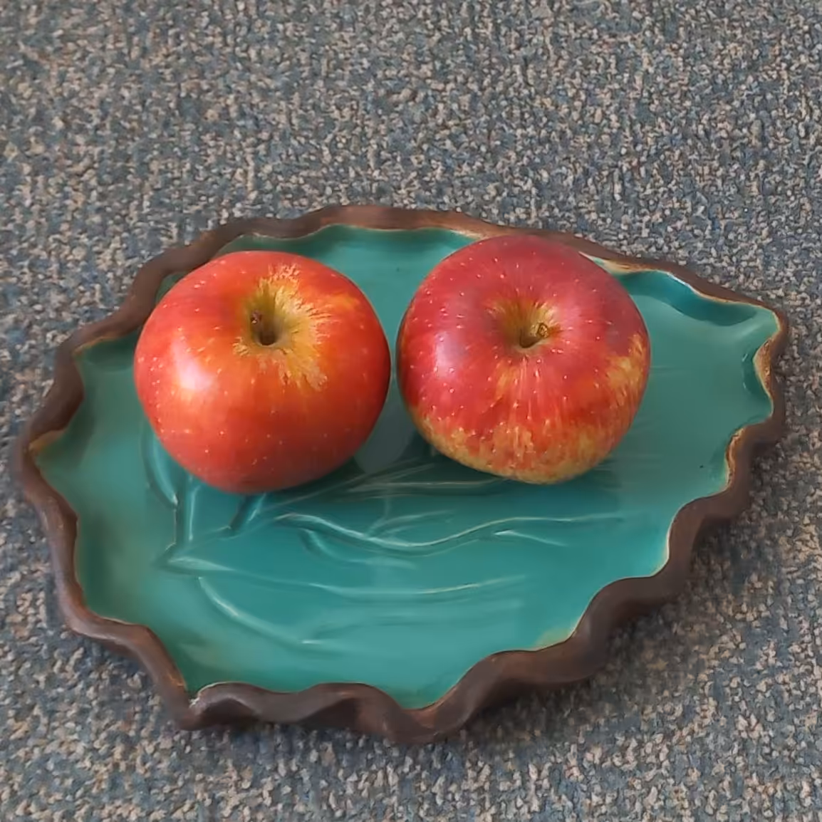 ظرف پذیرایی طرح برگ با لعاب رنگ سبز فیروزه ،  که دوبار در کوره پخت شده 