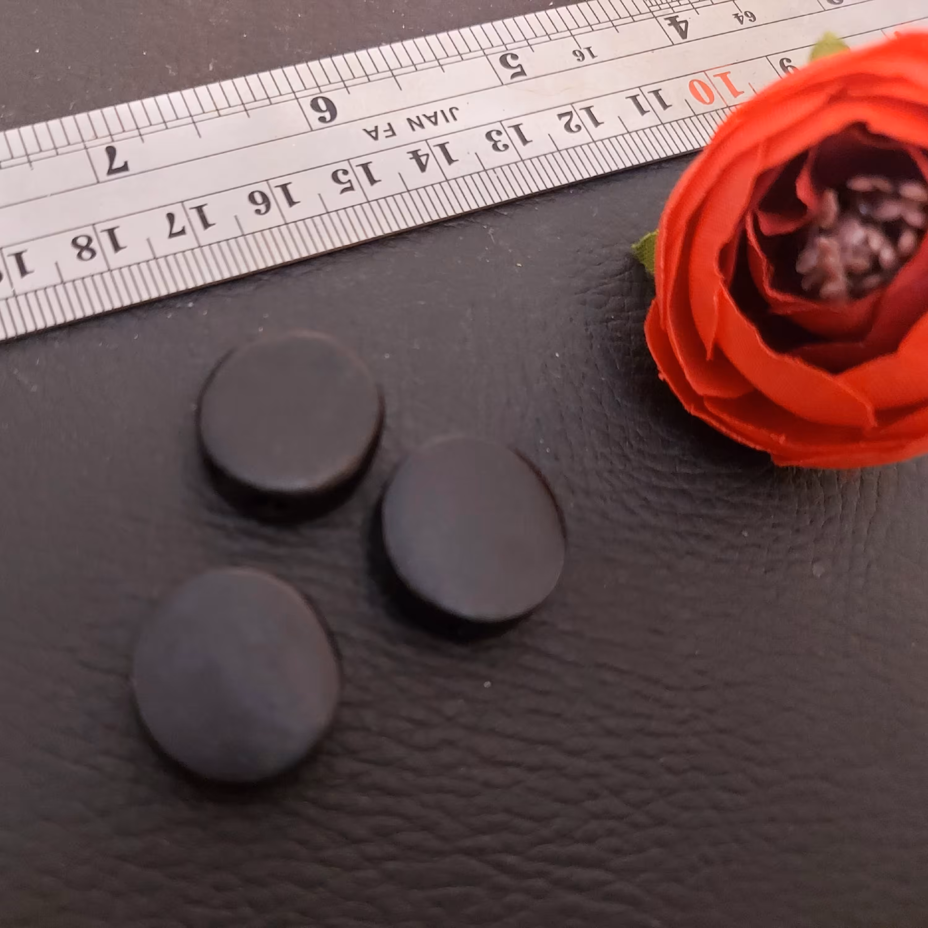 مهره چوبی تخت دو سوراخ مشکی بسته های 20 عددی