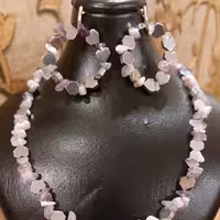 نیم ست گرداویزوگوشواره باسنگ شکسته وحدید  با رنگ ثابت وضدحساسیت ورنگ  نقره ای وبه شکل قلب...