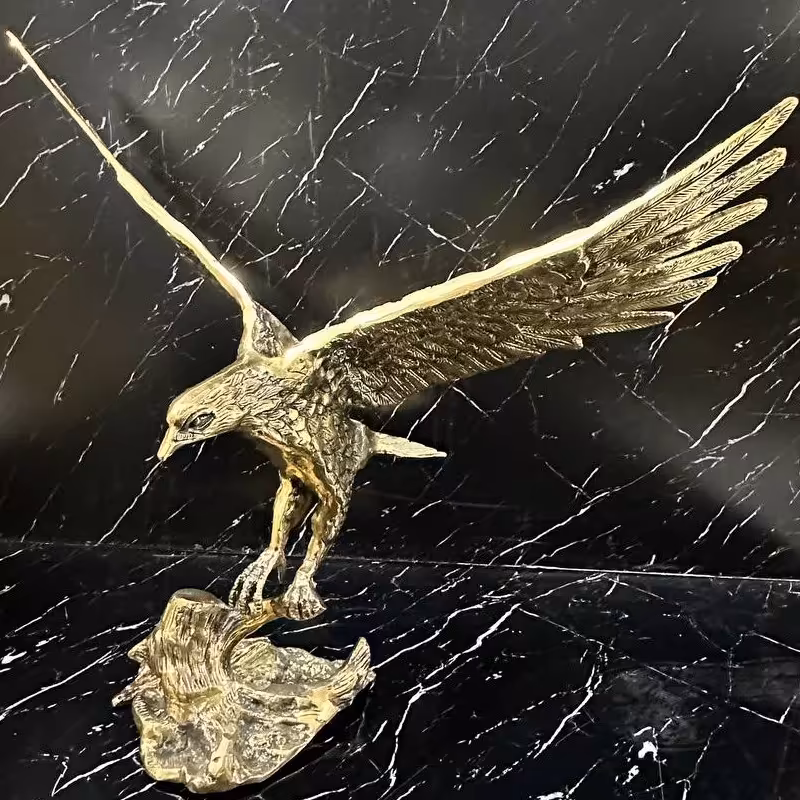 مجسمه عقاب برنزی نماد بلندپروازی و برتری،ارتفاع 56در62سانت