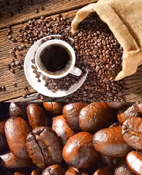 تصویر با کیفیت فنجان و دانه های قهوه - گرافیک با طعم تربچه