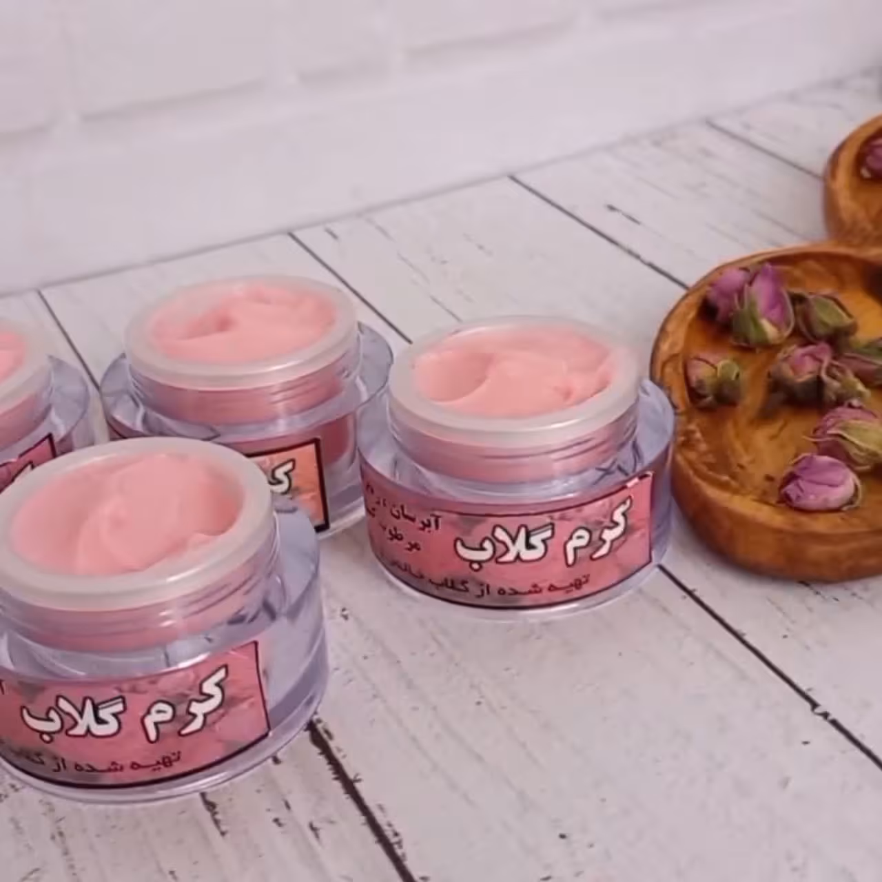 کرم مرطوب کننده گلاب 