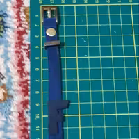 دستبند سگک دار چرم طبیعی سرمه ای دست ساز1×21،5سانتیمتر باحرف اف که باچسب آهن متصل شده