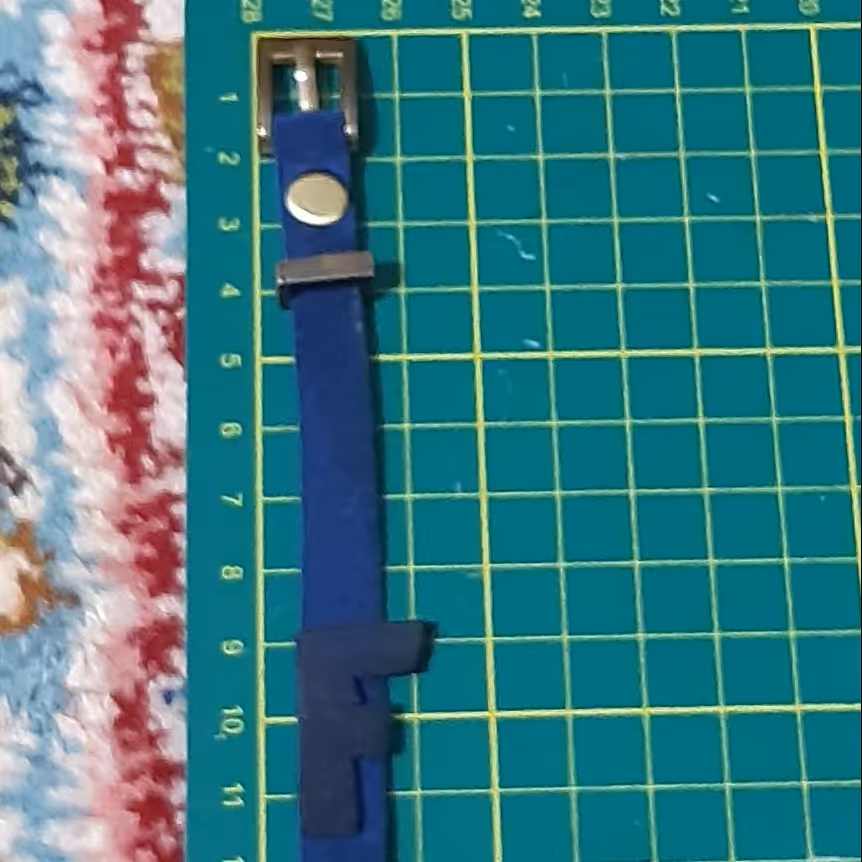 دستبند سگک دار چرم طبیعی سرمه ای دست ساز1×21،5سانتیمتر باحرف اف که باچسب آهن متصل شده