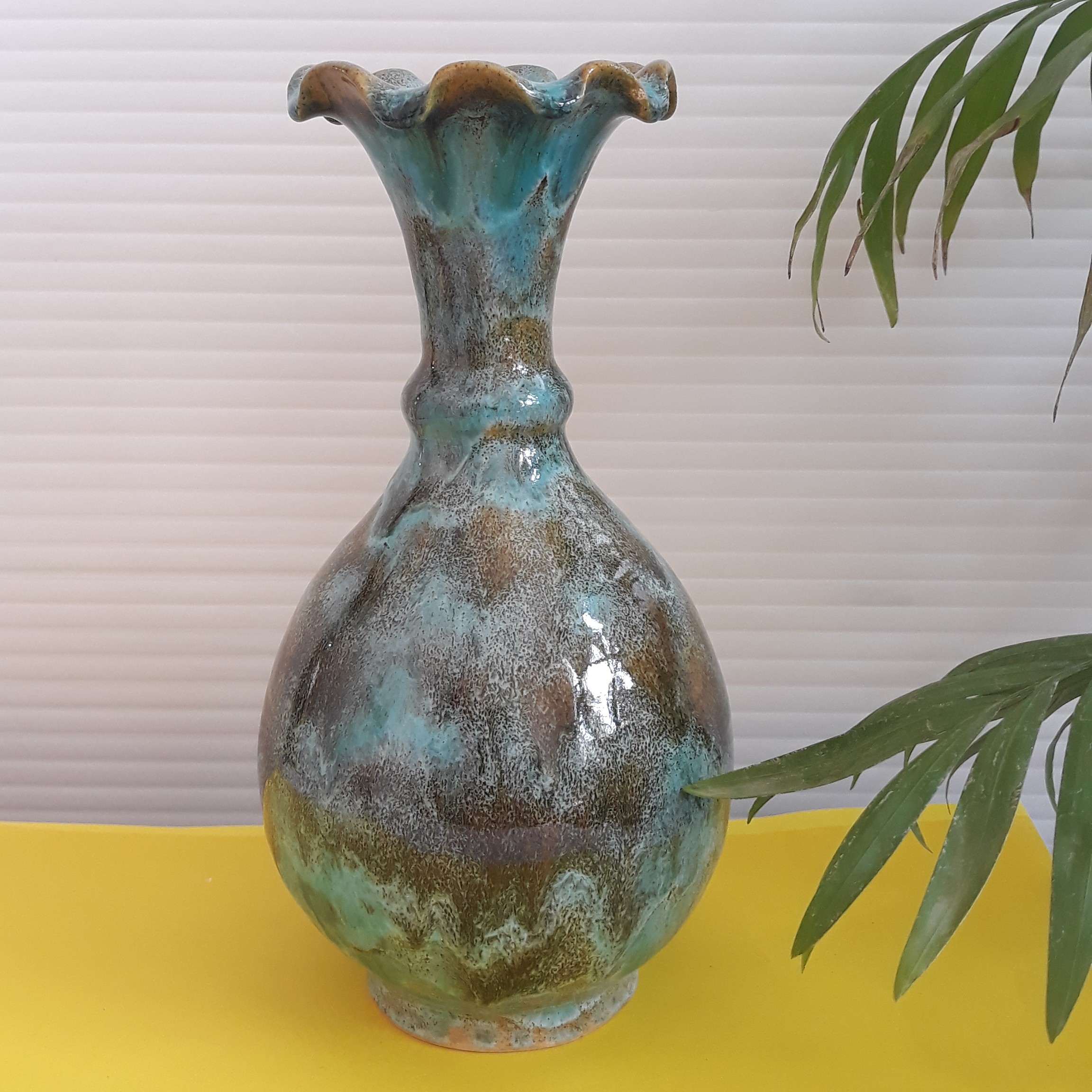 گلدان دکوری دارای لعاب کوره ای با ترکیب رنگ خاص