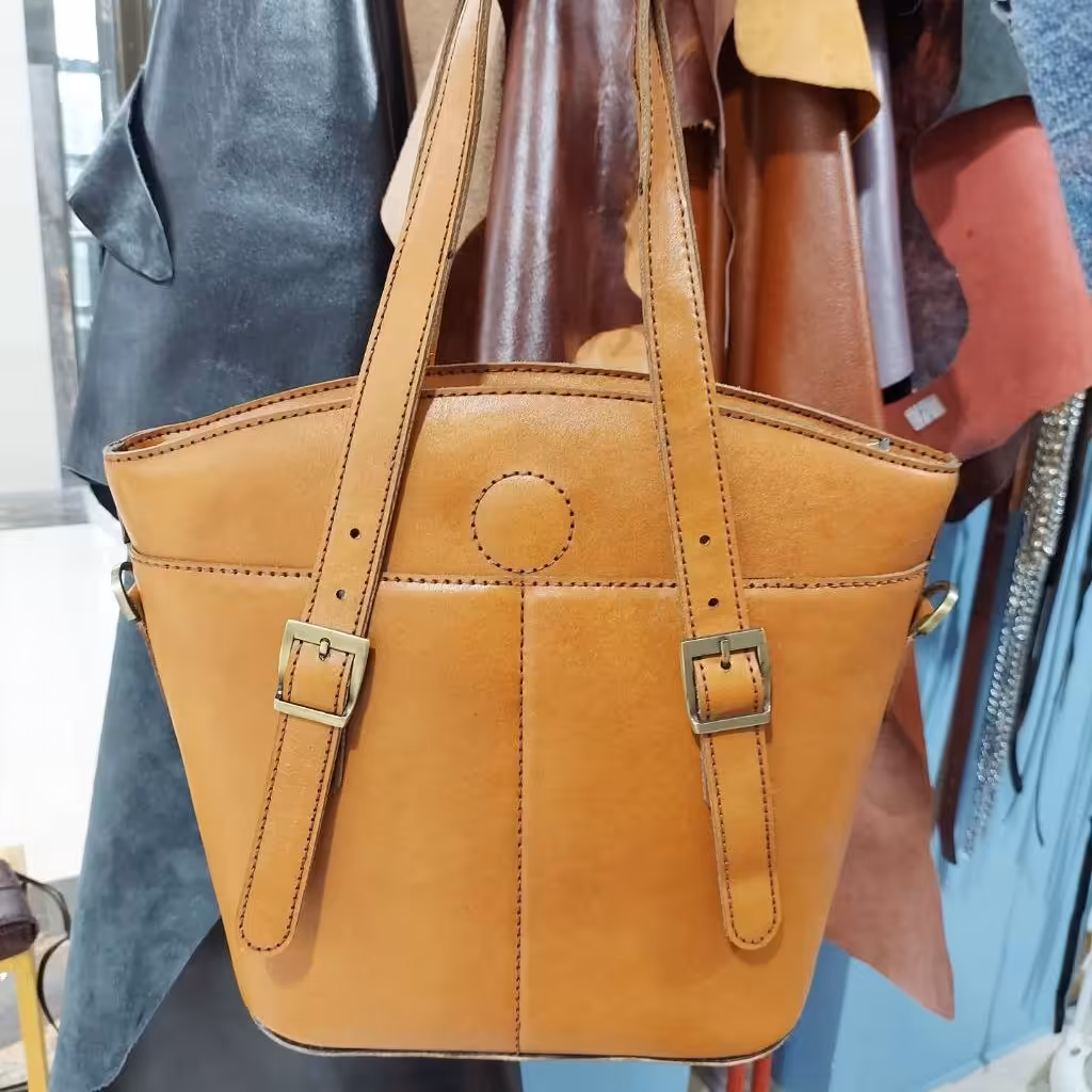 کیف دوشی زنانه چرم گاوی دست دوز