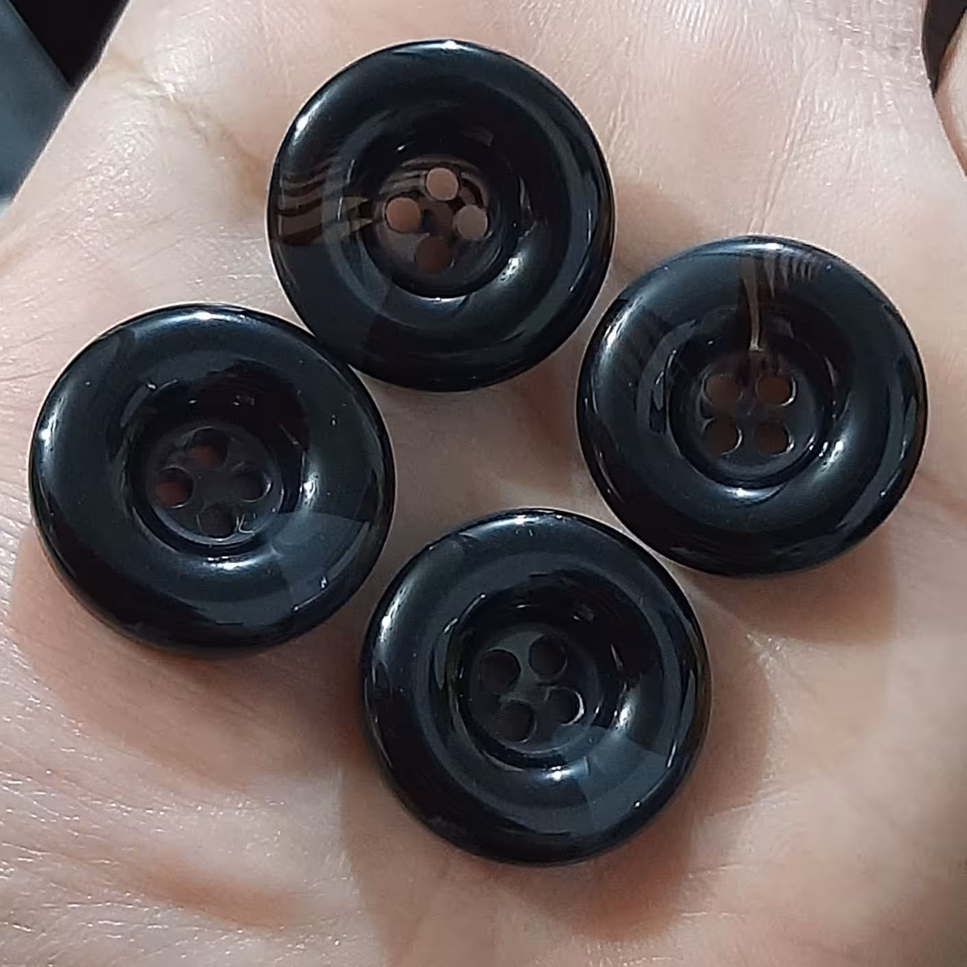 دکمه مشکی چهار سوراخ . وارداتی سایز  3.  دو سانتی . براق 