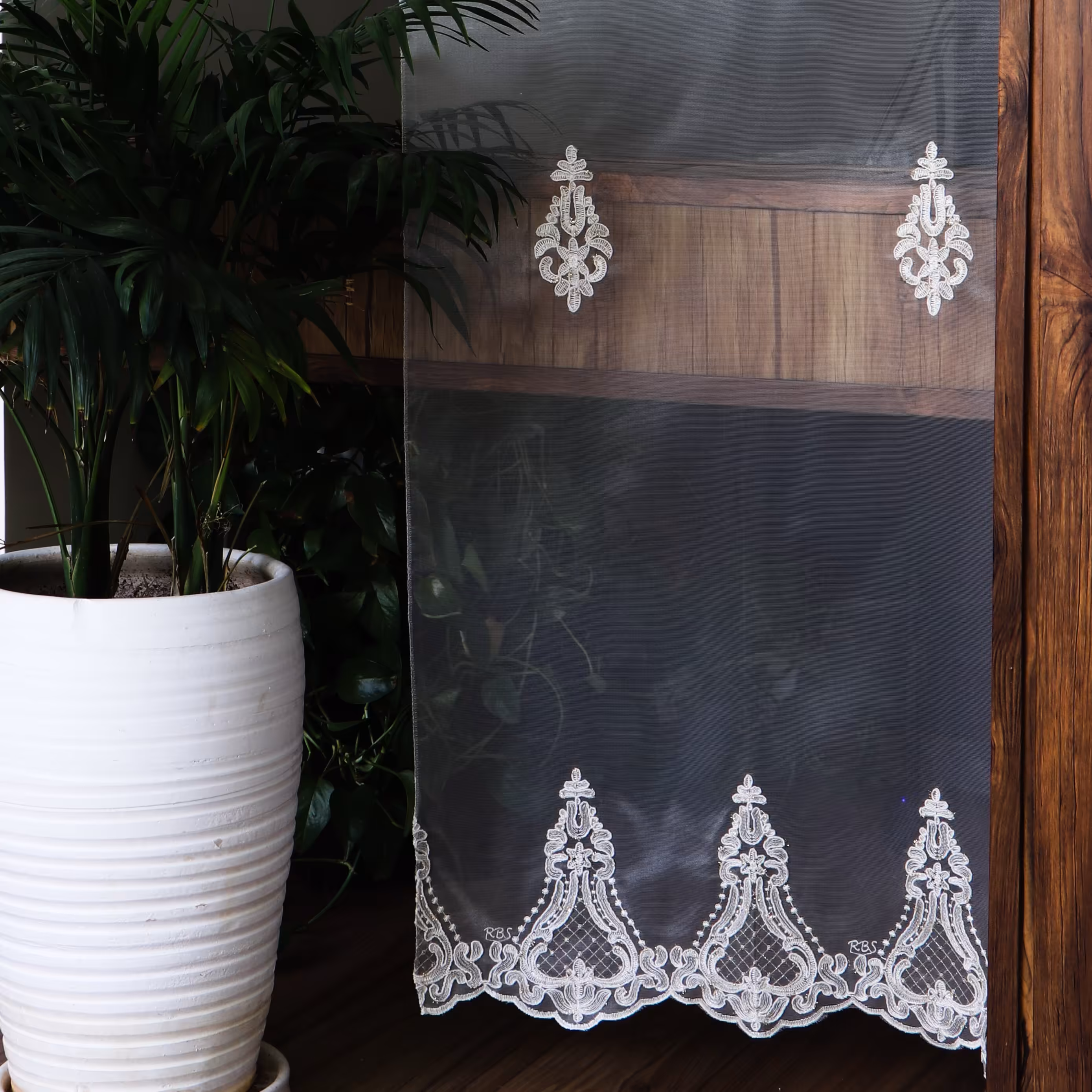 پرده ی تور فلت گل قابی10 عرض سه متر (پس کرایه)