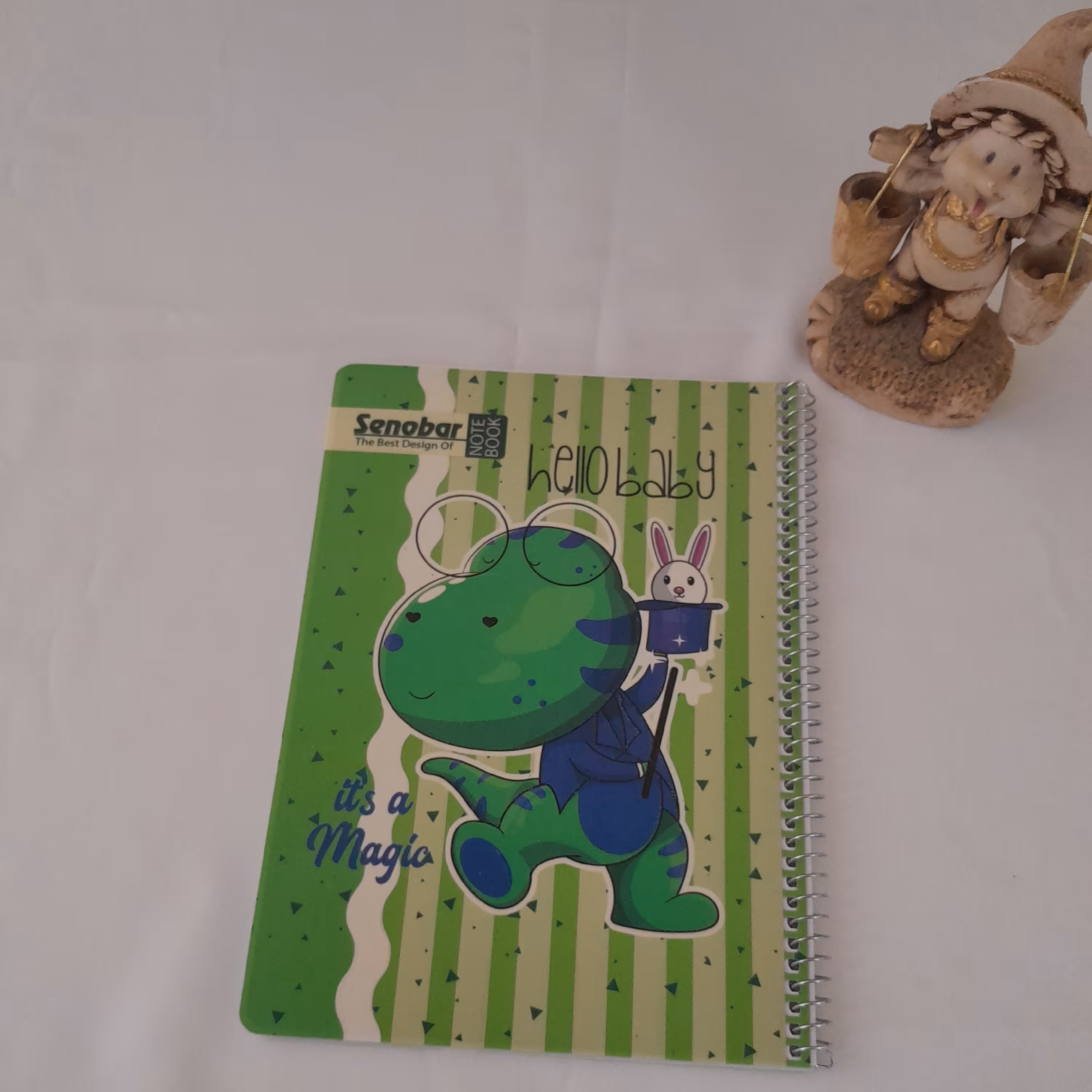 دفترنقاشی 50برگ سیمی صنوبردارای روکش سلفنی براق روی جلددرطرح های متنوع کد3