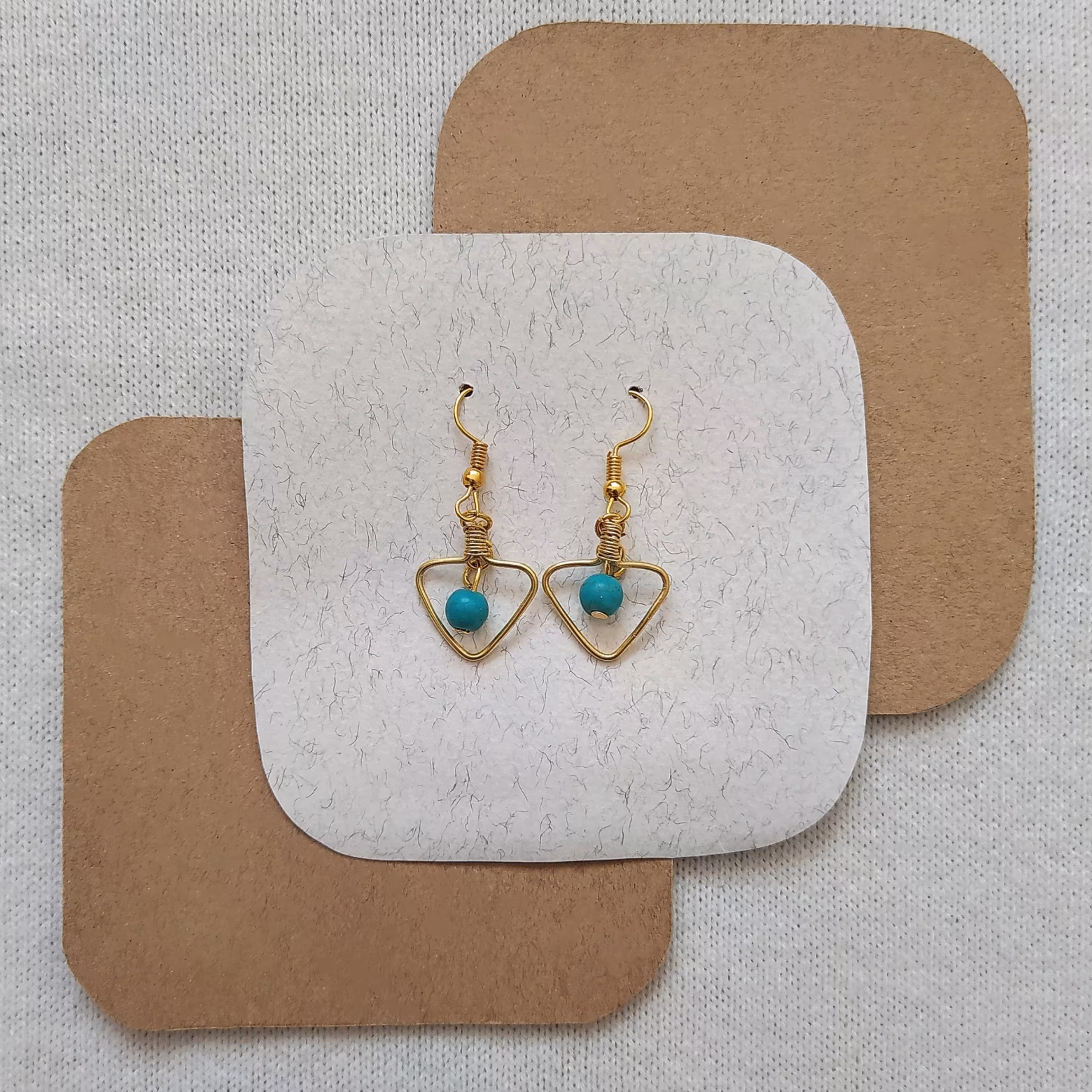 گوشواره دخترانه با مفتول برنجی و سنگ فیروزه 