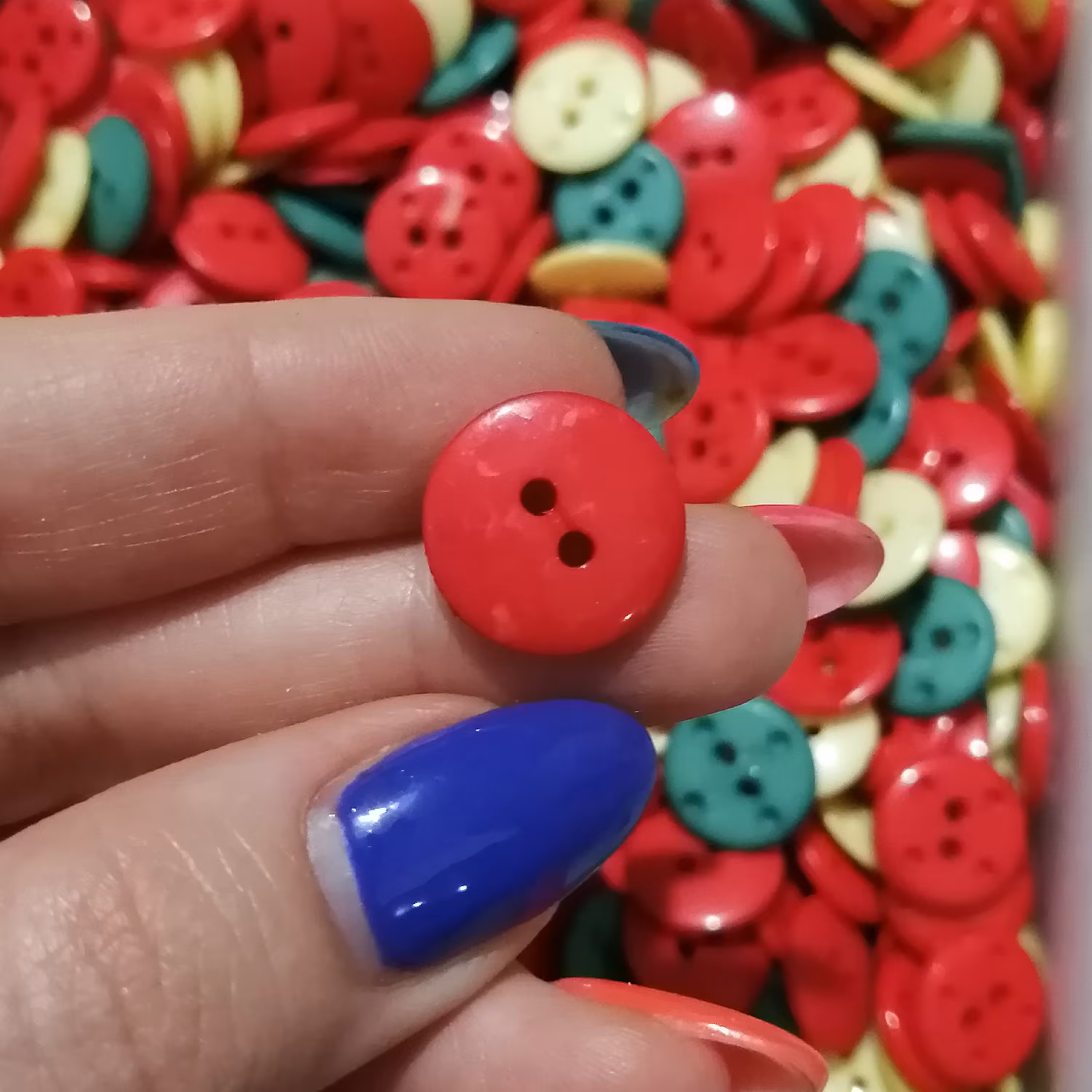 دکمه لباس کوچک رنگ قرمز ساده بسته 10 عددی 