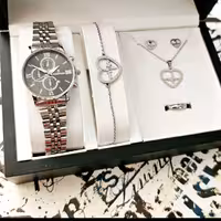 ساعت رومانسون طرح سه موتوره دارای روز شمار نیم ست استیل دستبند و حلقه 