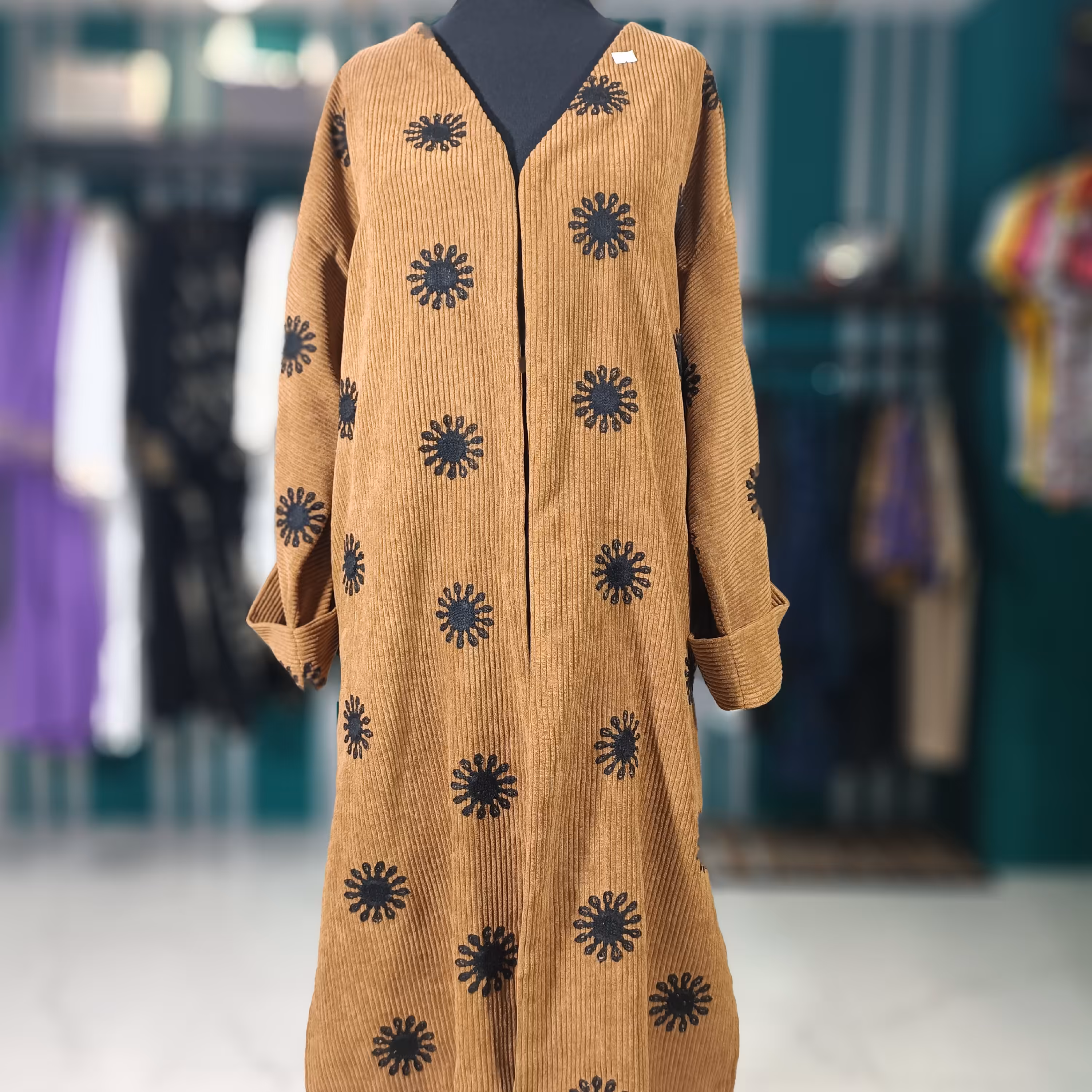 مانتو مخمل کبریتی سایز فری در  دو طرح مطابق عکس و فقط خاکستری طرح برگ موجوده مناسب فصل پاییز 