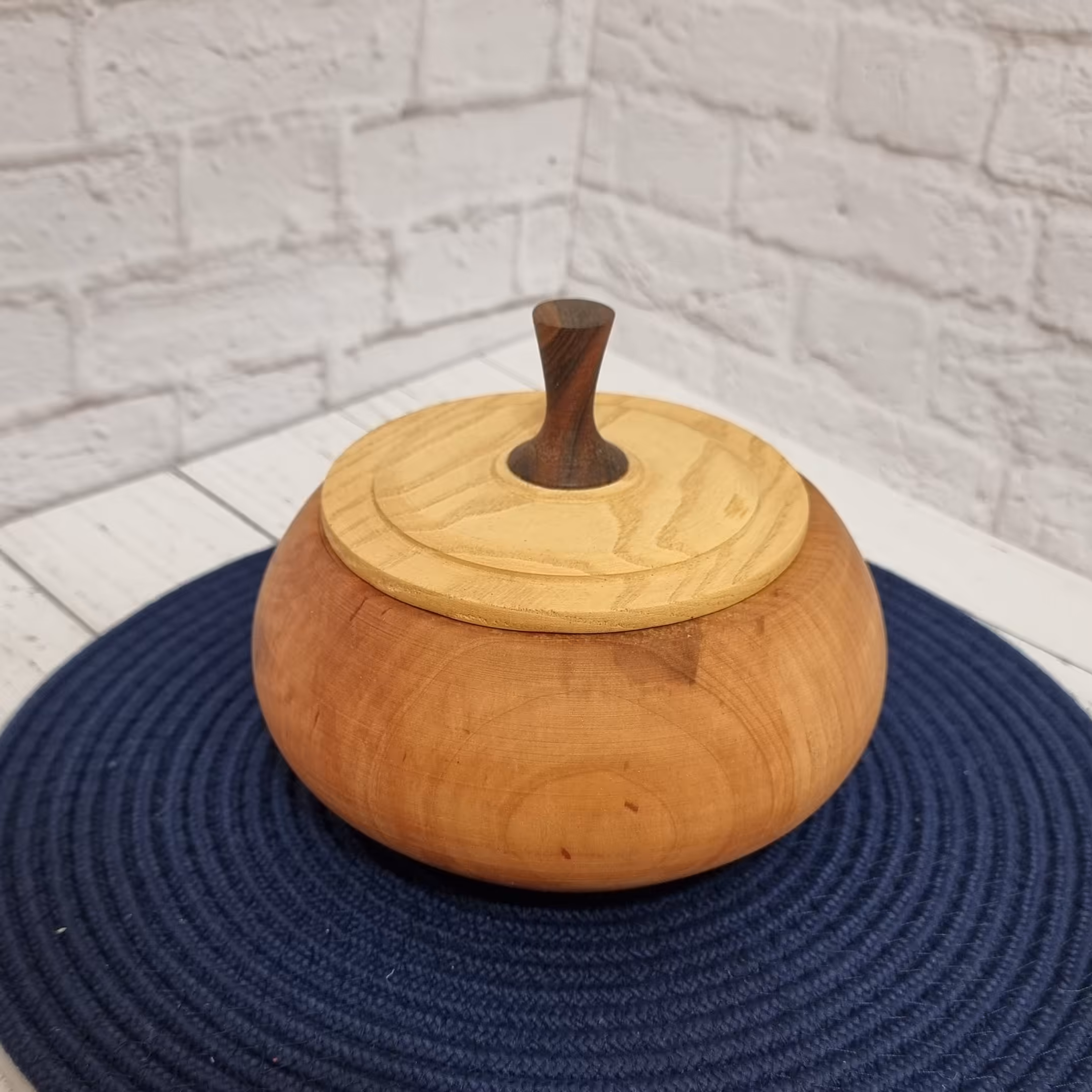 قندان شکلات خوری چوبی روشن دسته بلند