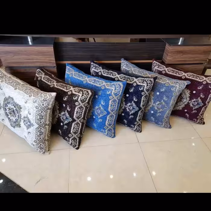 پشتی سنتی مربعی در شش رنگ طوسی کرمی زرشکی آبی سورمه ای و قهوه ای 
سایز 60 در 70 
جنس مخمل شانل
قیمت برای یک عدد پشتی 