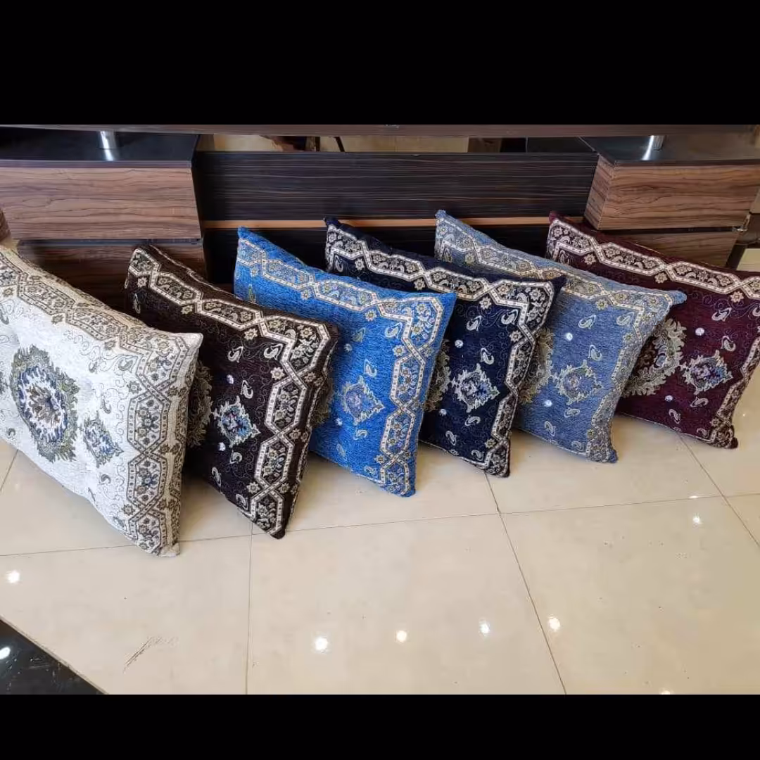 پشتی سنتی مربعی در شش رنگ طوسی کرمی زرشکی آبی سورمه ای و قهوه ای 
سایز 60 در 70 
جنس مخمل شانل
قیمت برای یک عدد پشتی 