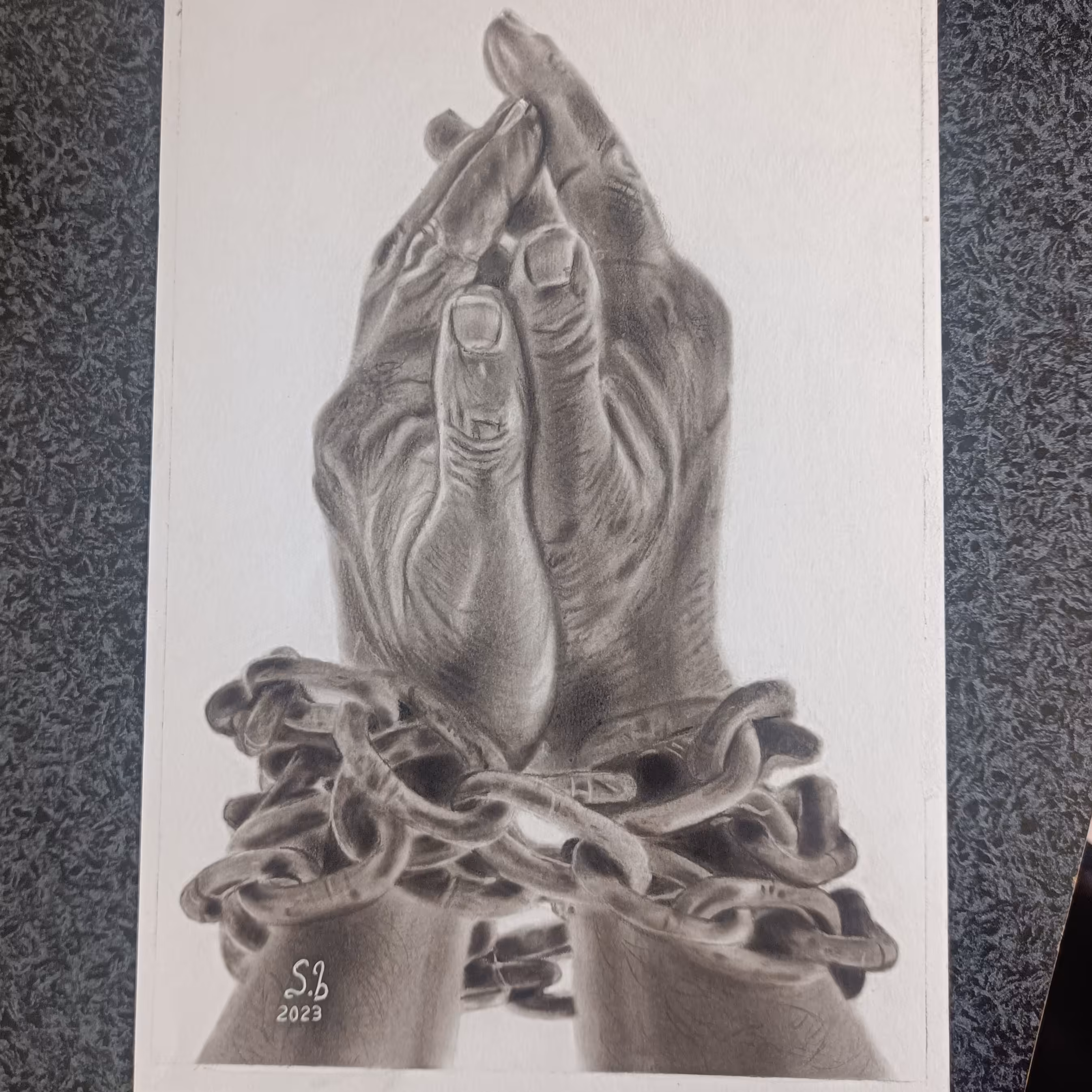 طراحی دست سیاه قلم سبک هایپررئال