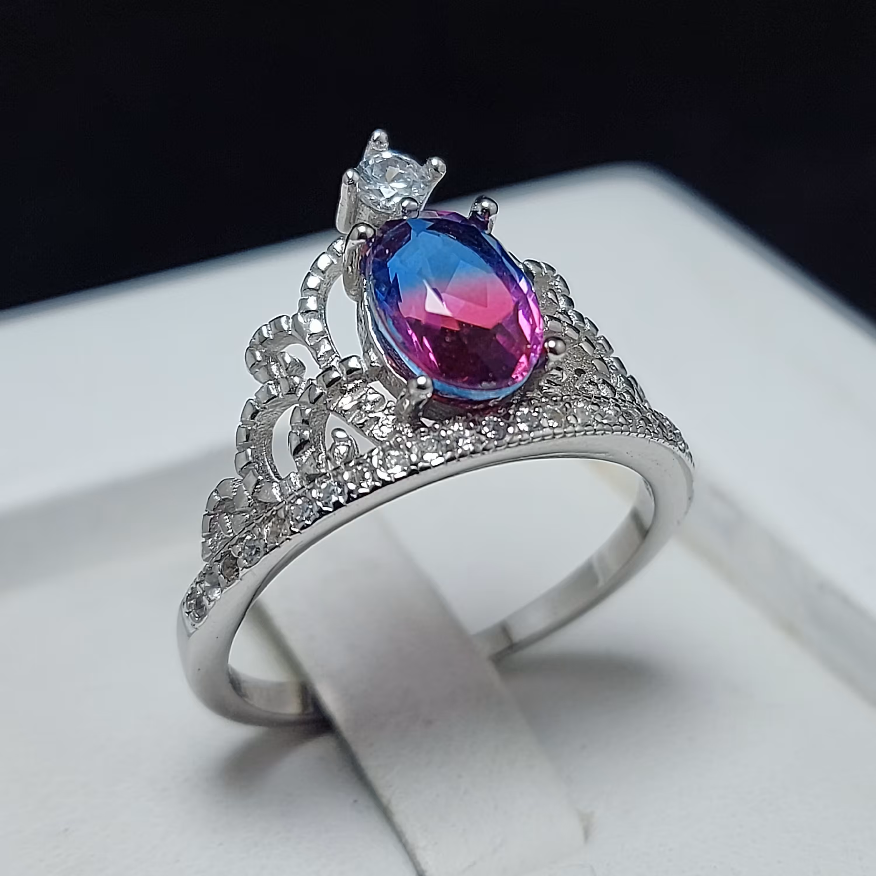 انگشتر نقره خاص و زیبای زنانه طرح تاج با نگین یاقوت صنعتی 