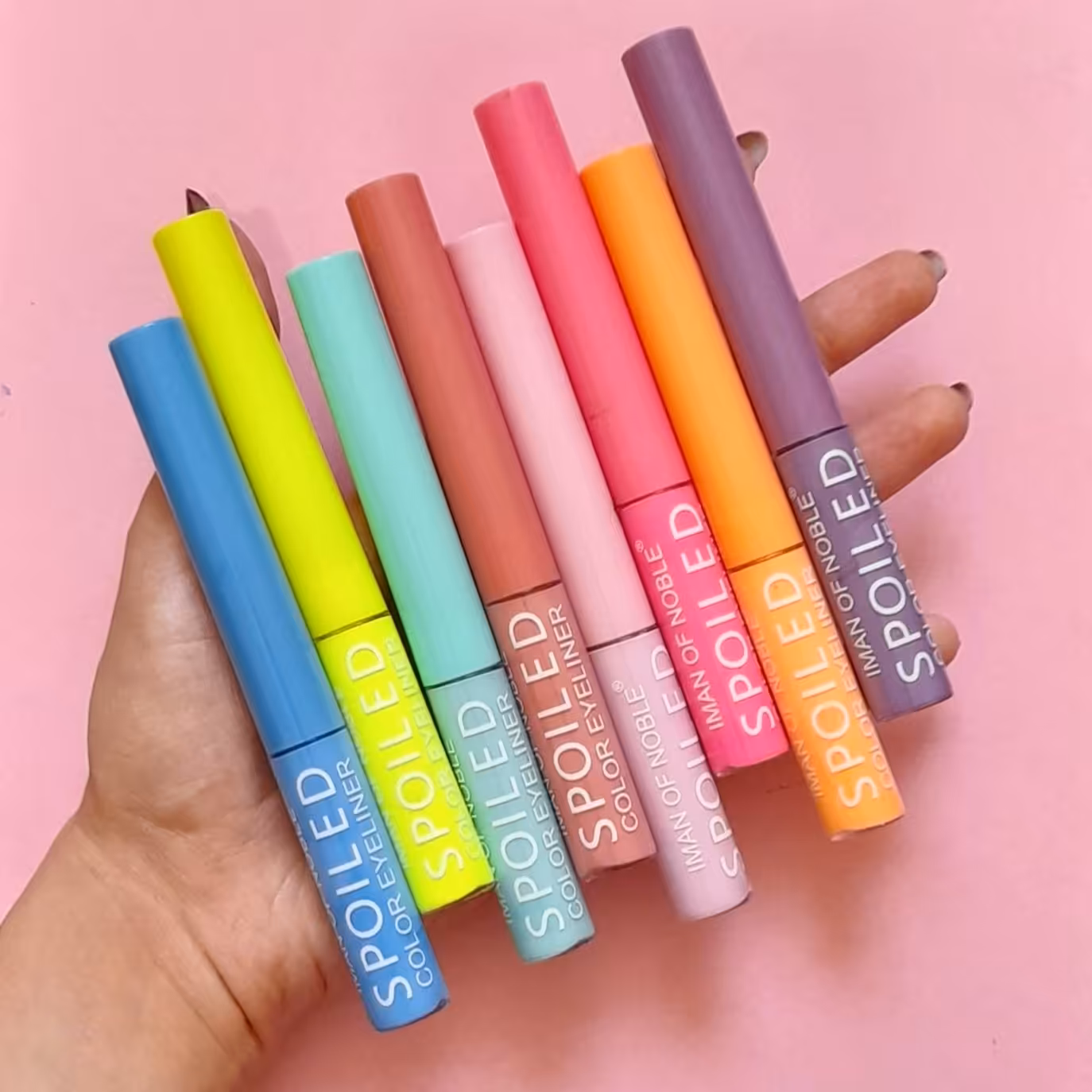 خط چشم رنگی صورتی کم رنگ