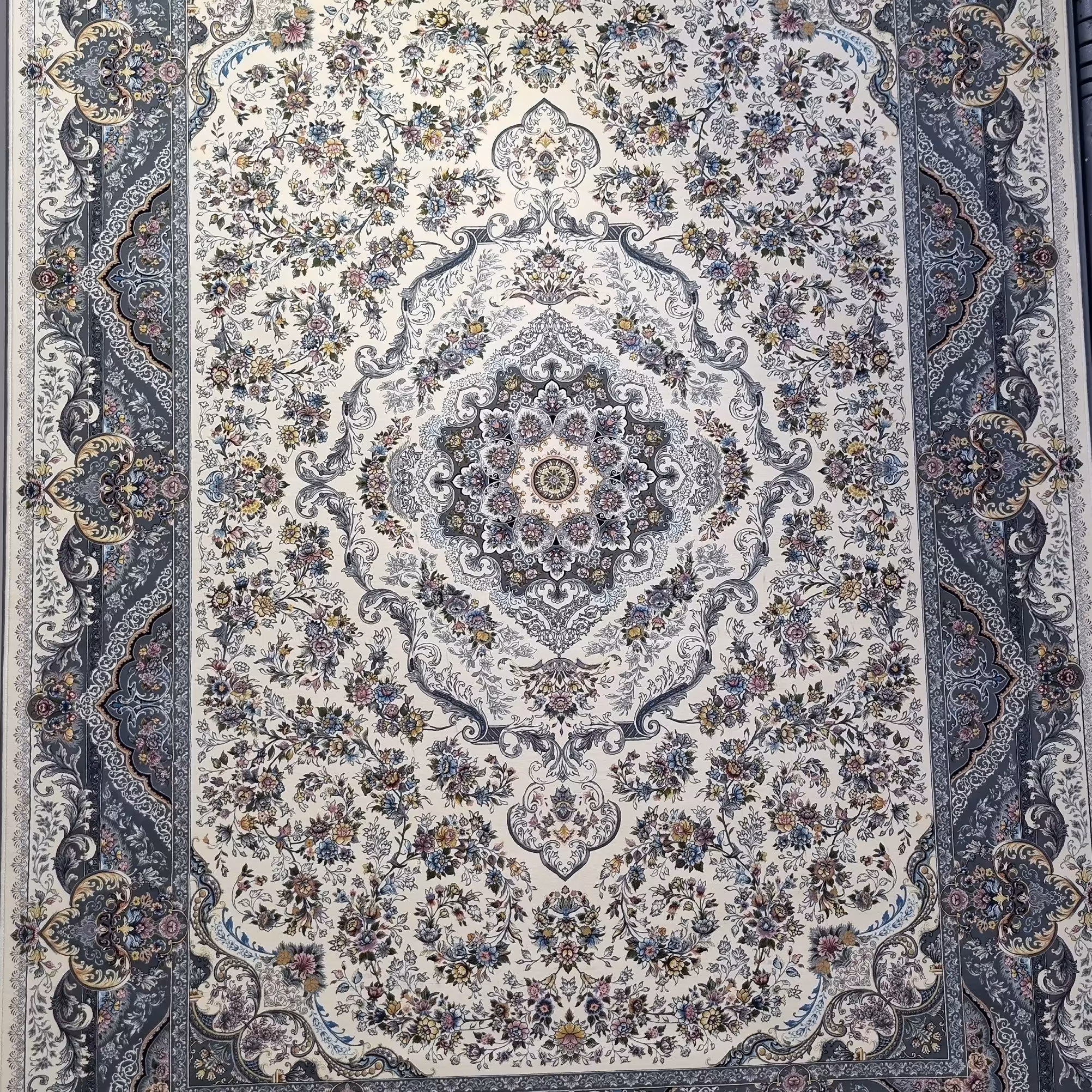 فرش پاتریس 1200شانه  طرح مهتاب کرم  کناره 3متری