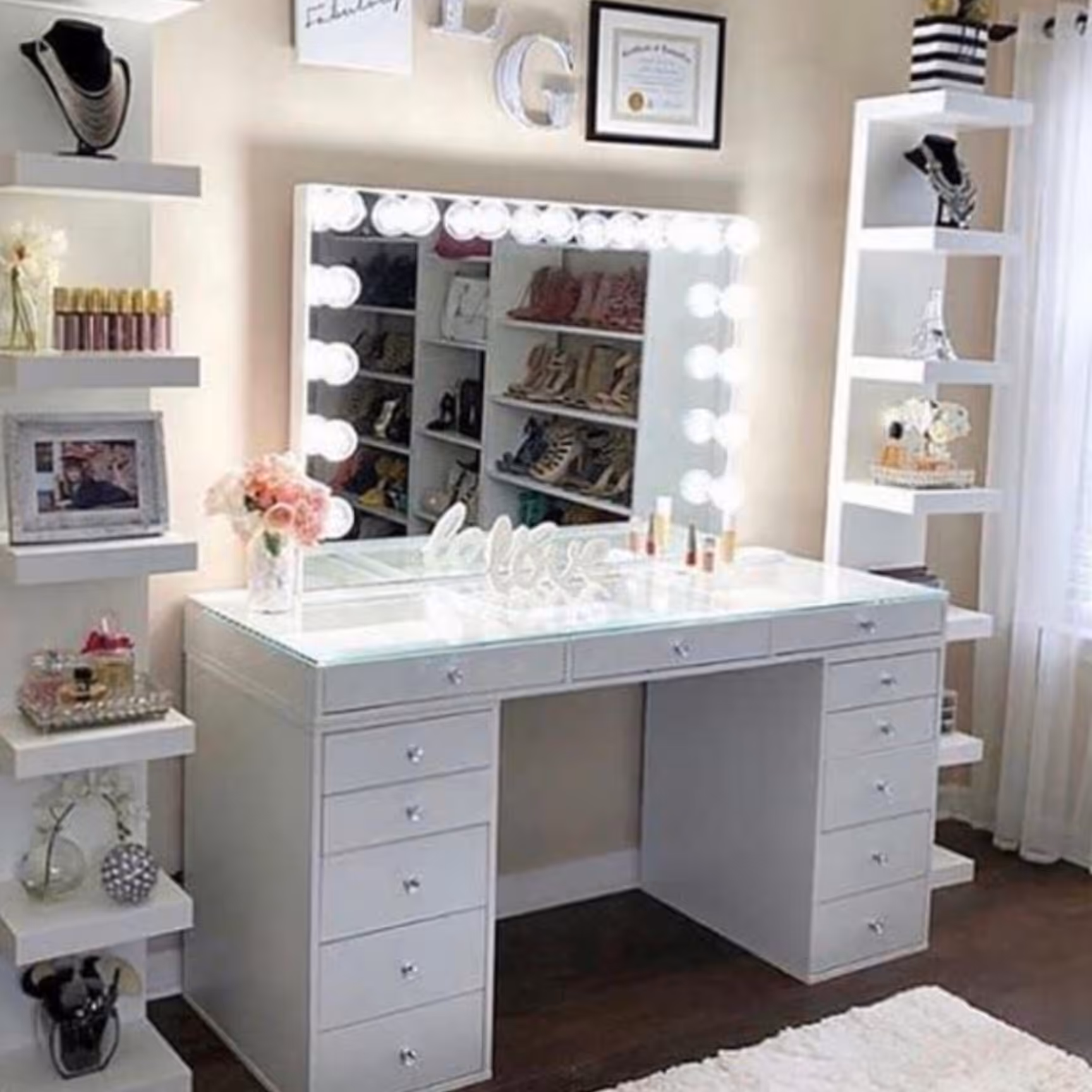 میز ارایش ستاره .ارسال تو سط باربری انجام میشه و هزینه آن بر عهده مشتری می باشد.