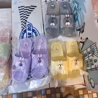 دمپایی ژله ای مواد نو در سایزبندی بچگانه تا زنانه یعنی سایز28-40موجود هست  