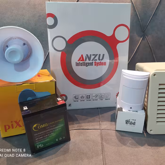 پک کامل دزدگیر انزو 201 با تمام امکانات شامل پنل وچشمی پرو وده متر سیم دوزوج وباطری 4ونیم وبلندگو وکاور بلندگو 