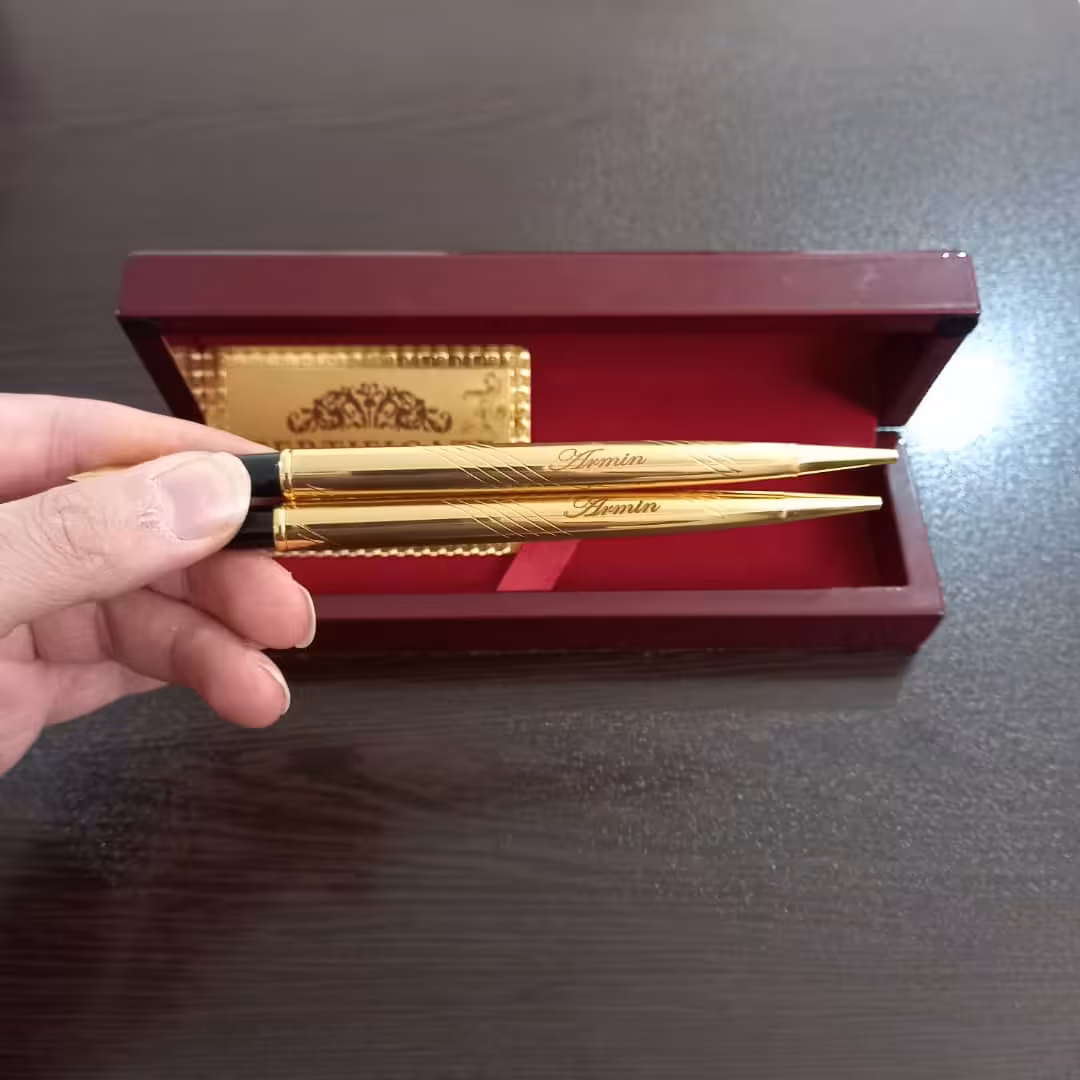 خودکار و خودنویس روکش طلا با جعبه چوبی ارجینال و شناسنامه اصالت باحک اسم 
