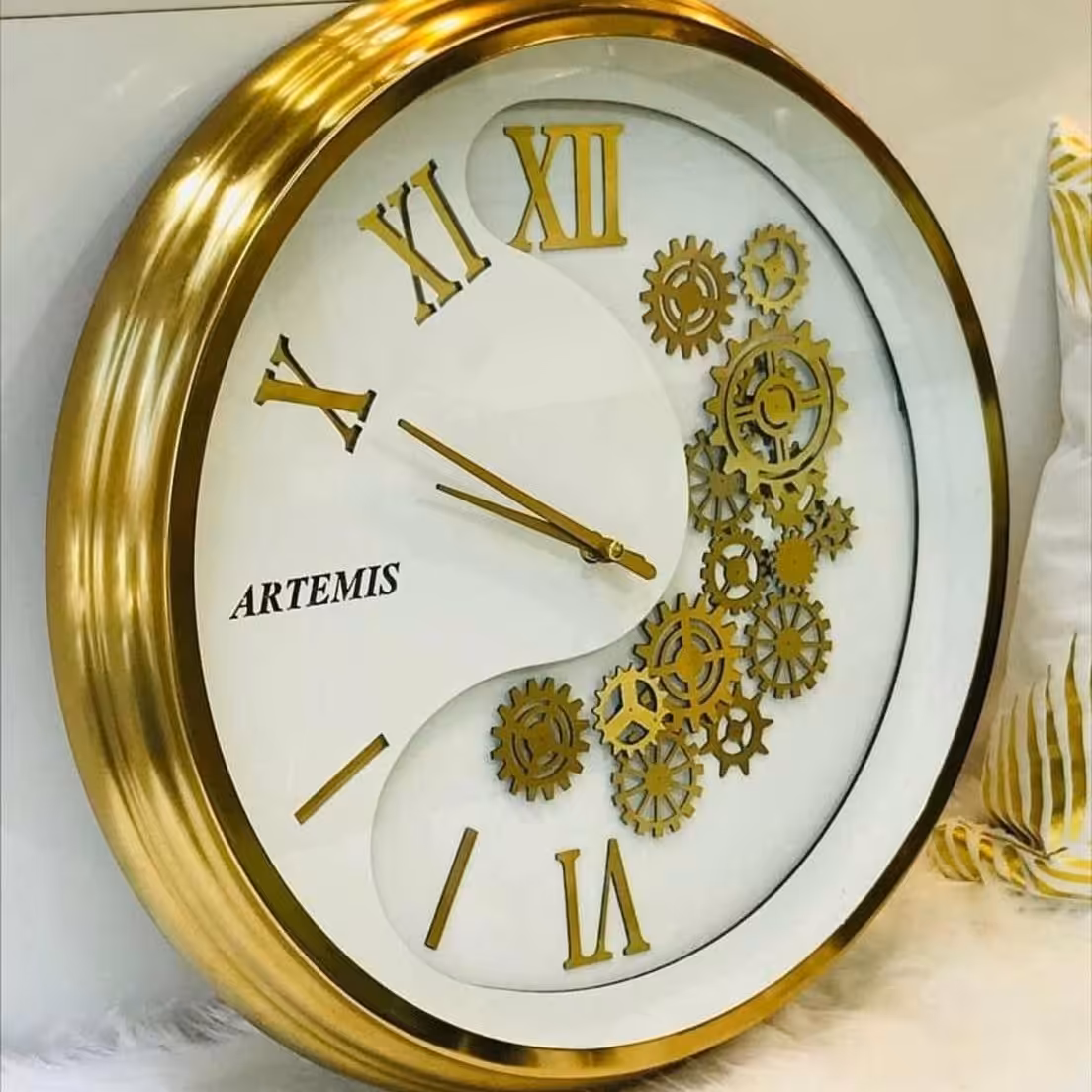 ساعت دیواری فلزی خاص (طراحی خاص) (نقره ای و طلایی)