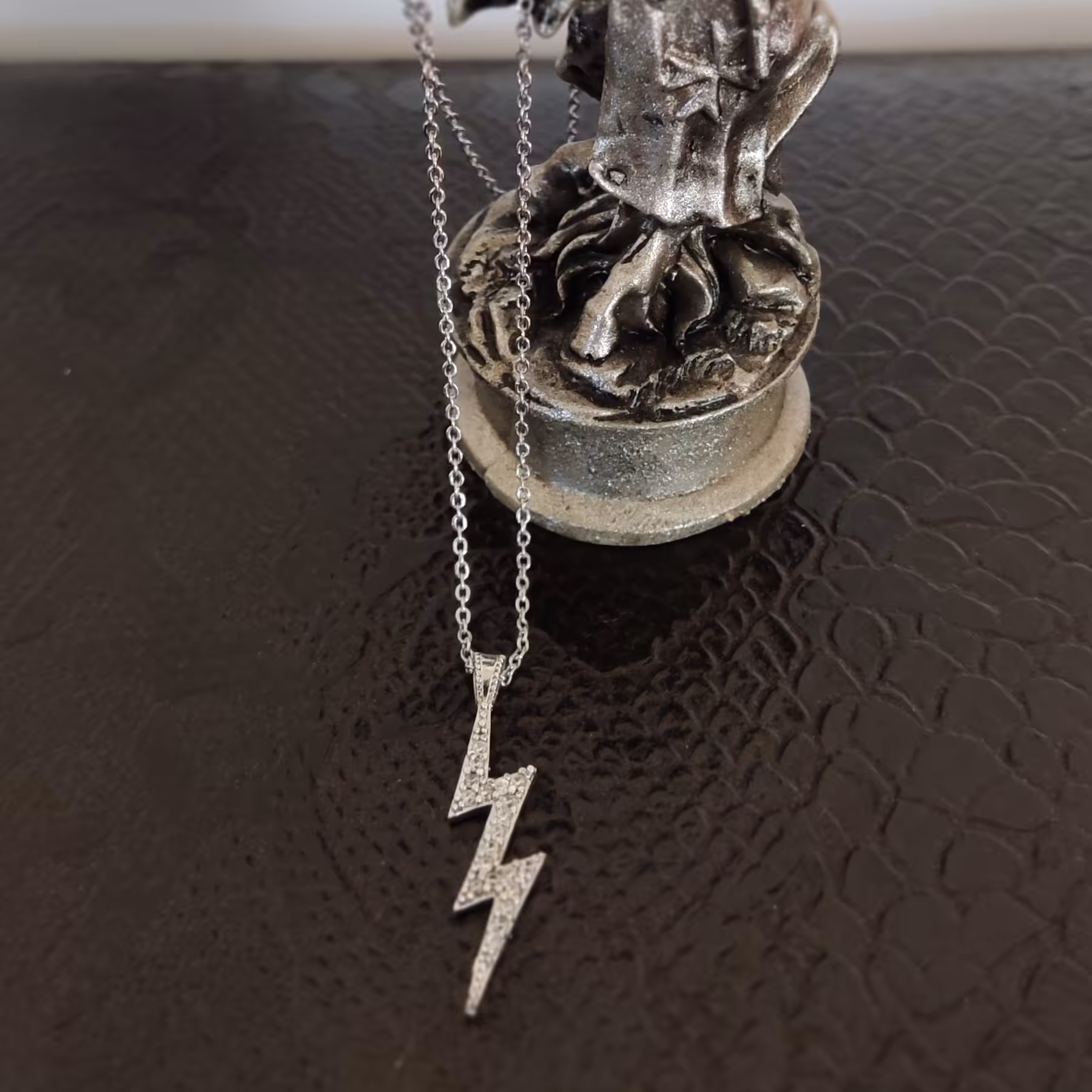 اکسسوری گردنبند مدل صاعقه نقره ای