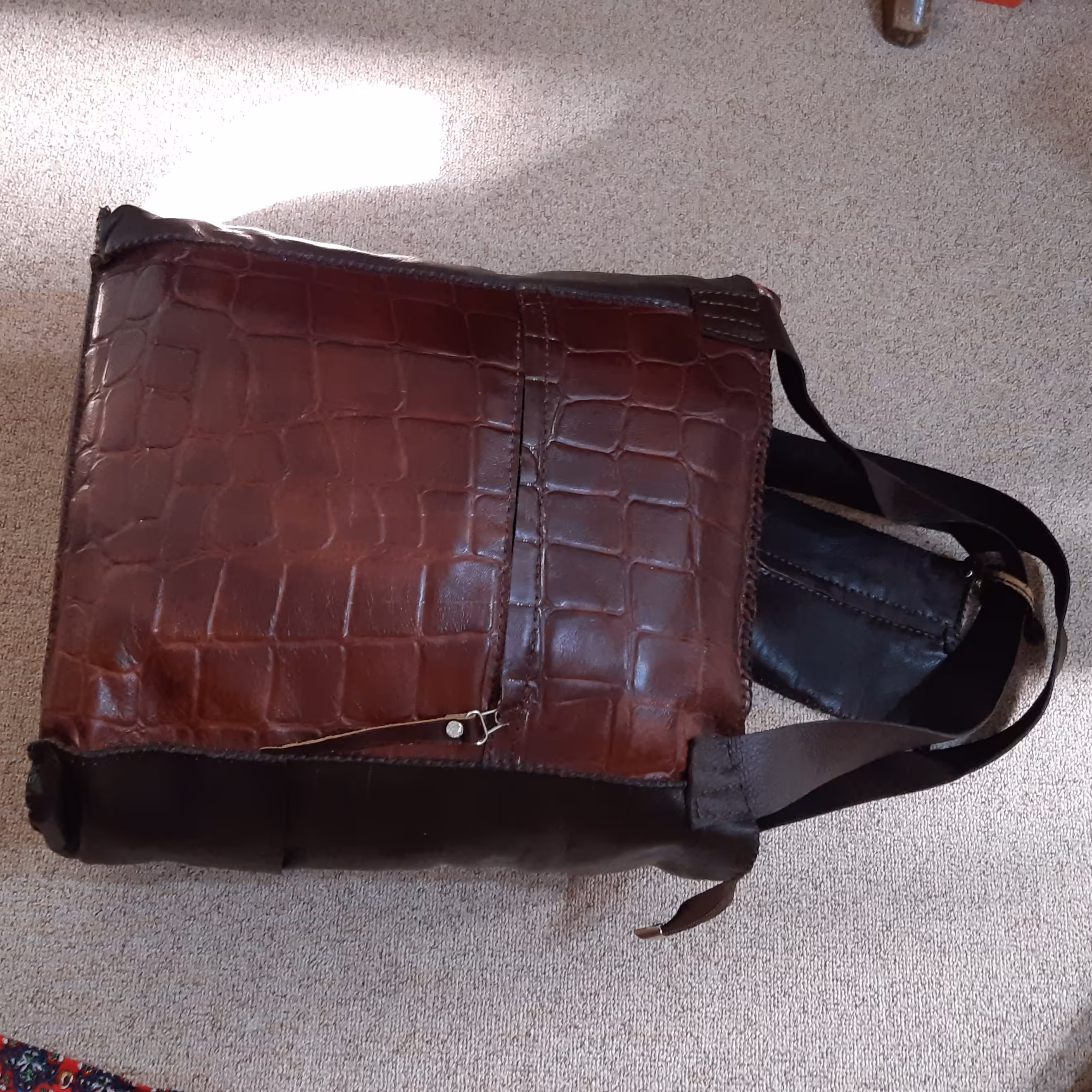 کیف چرم طبیعی بزوگاو درابعاد35در30در15سانتیمتر باترکیب رنگ قهوه ای وزرشکی طرح ساده وسنگی  دستدوز(ساک)با یک جیب بزرگ