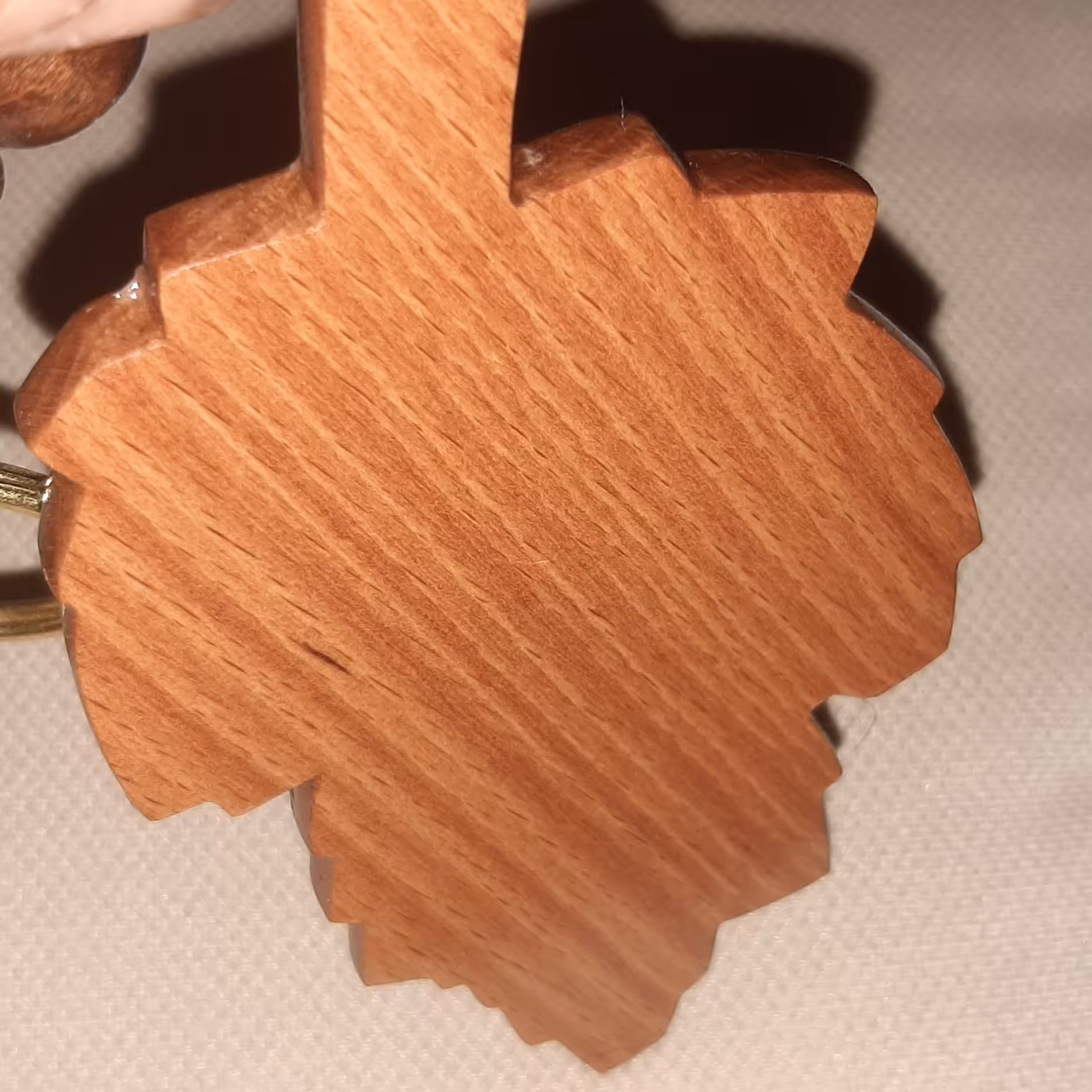 برگ درخت به صورت جاسوئیچی 