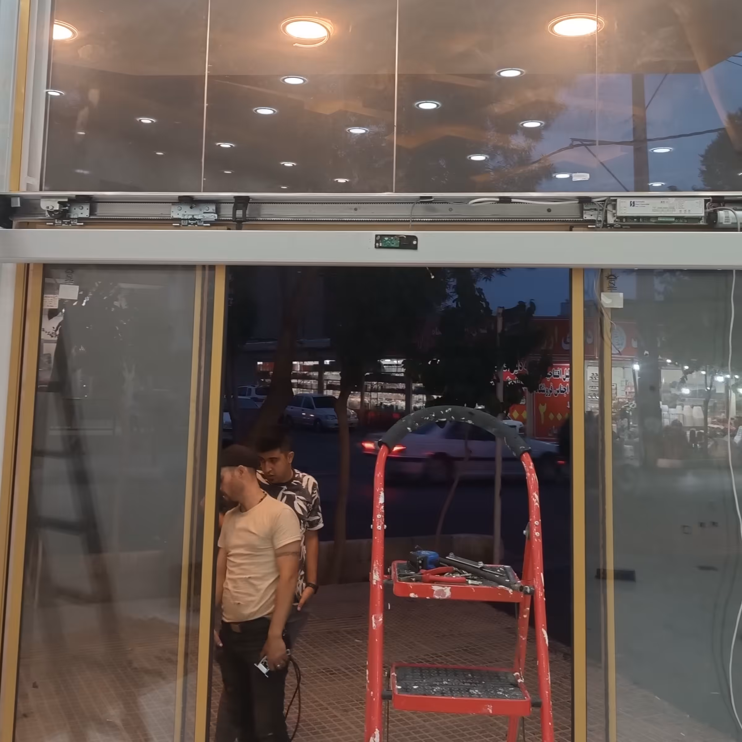 درب شیشه ای برقی .اپراتور شیشه ای 