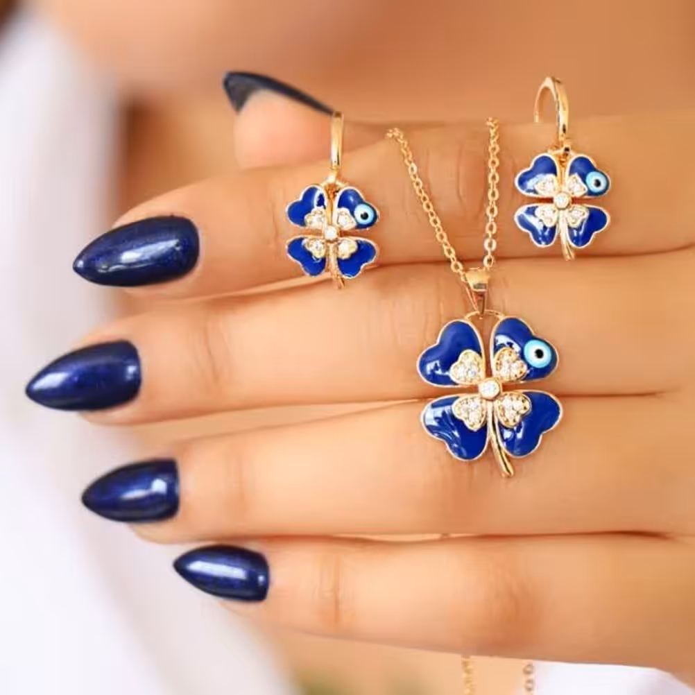 نیم ست جدید و لوکس برند معروف YSX دقیقا مشابه طلا و رنگ ثابت  شامل پلاک گوشواره همراه با زنجیر ضد حساسیت