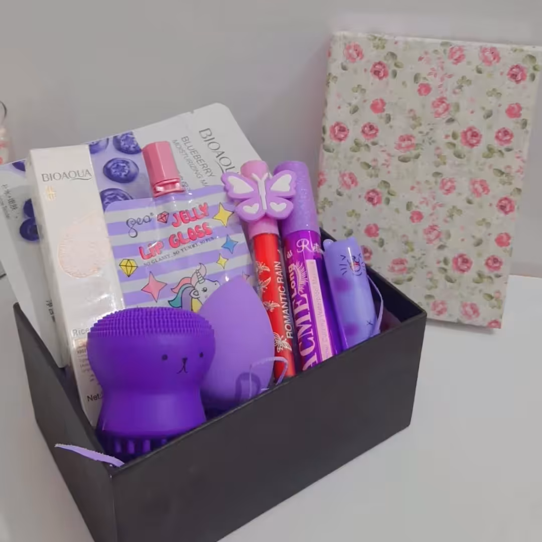 باکس کادویی یاسی و بنفش شامل لوازم آرایشه جذاب و فانتزی مناسب هدیه و کادو تولد ولنتاین و سوپرایز