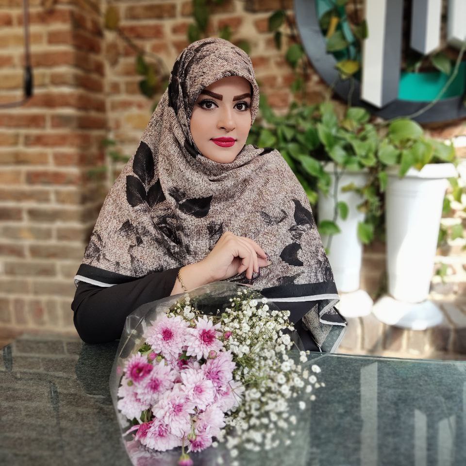 روسری عیدانه سوپرنخ گارزا قواره 135 طرح گلبرگ مشکی ارسال رایگان