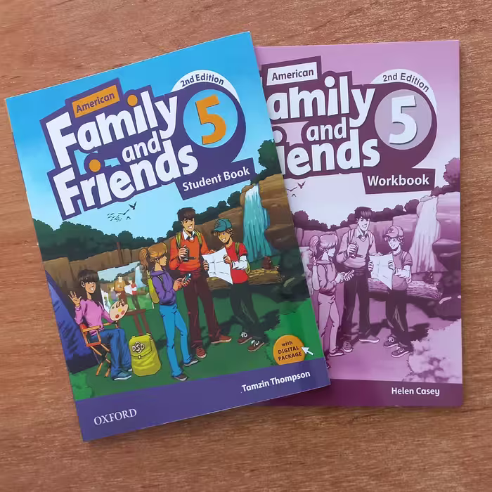 کتاب زبان فمیلی اند فرندز  American Family and Friends 5 سایز وزیری همراه با کتاب کار +Qr کد