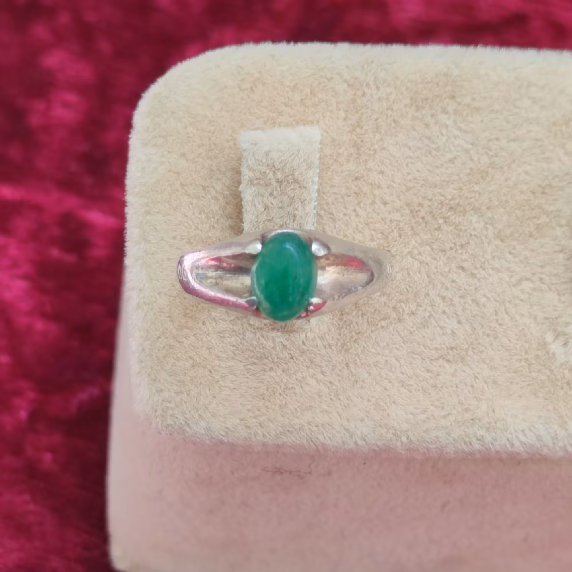 انگشتر نقره عقیق سبز کوچک با رکاب دستساز طرح چهارچنگ