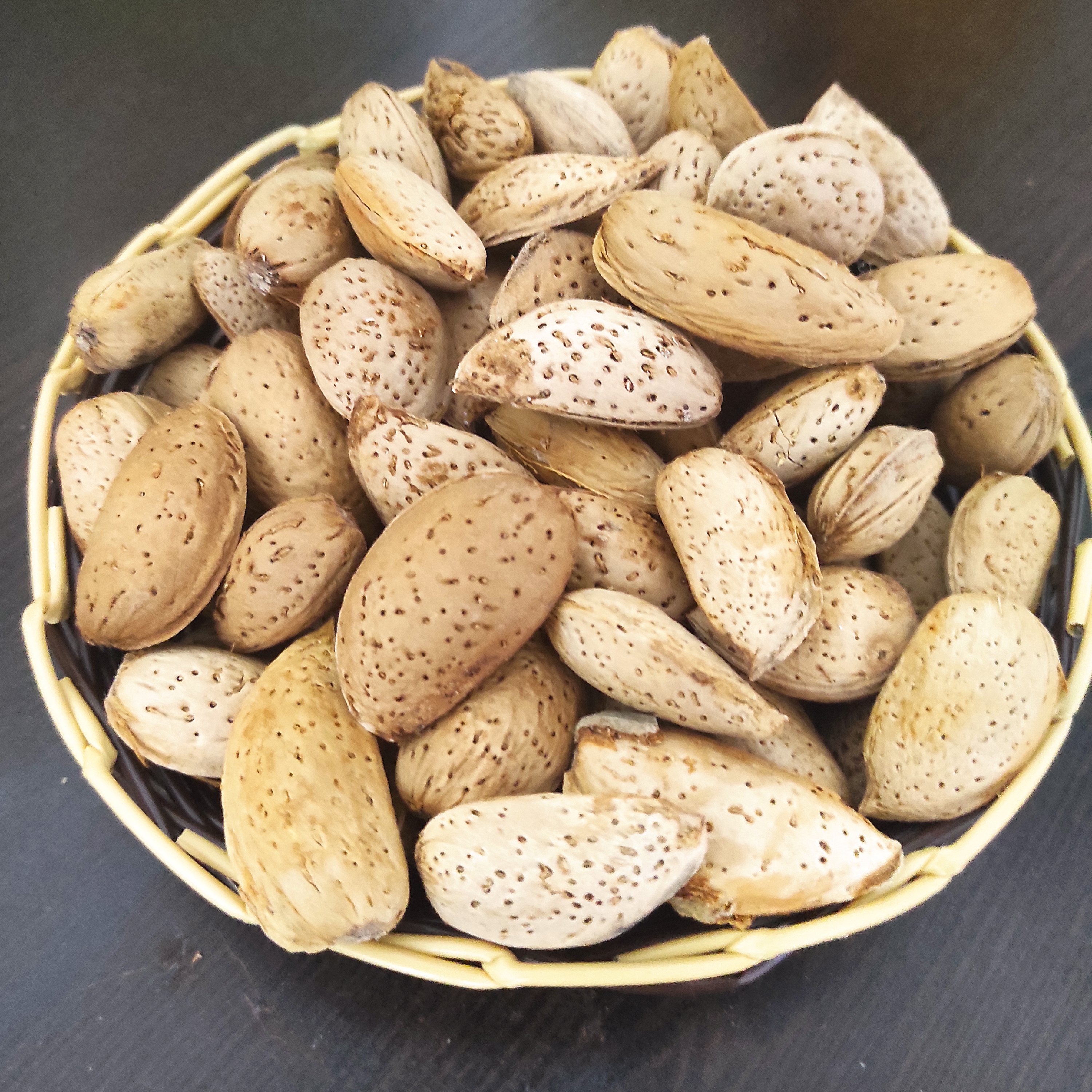 بادام سنگی سالم و طبیعی محصول تازه امساله